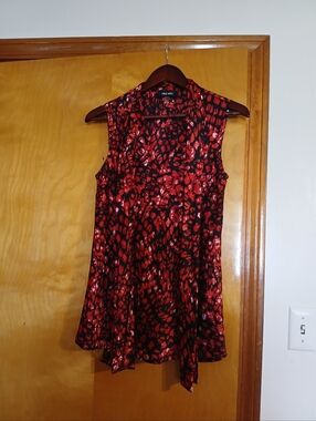 Sleeveless Tie-Neck Camisole in Red and Black by